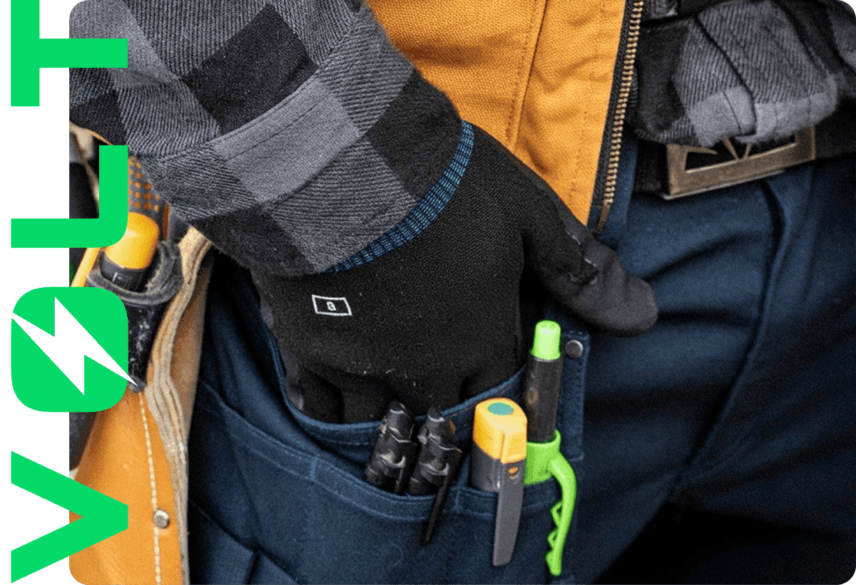 Main d’électricien avec ceinture d’outils Volt Québec